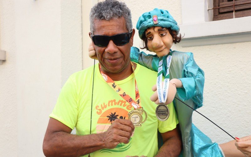 JÃºlio Rodrigues presenteou Marcelo com uma medalha, conquistada em uma de suas corridas