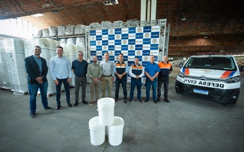 Empresas fizeram doação à Defesa Civil estadual na manhã desta terça, em Porto Alegre | abc+