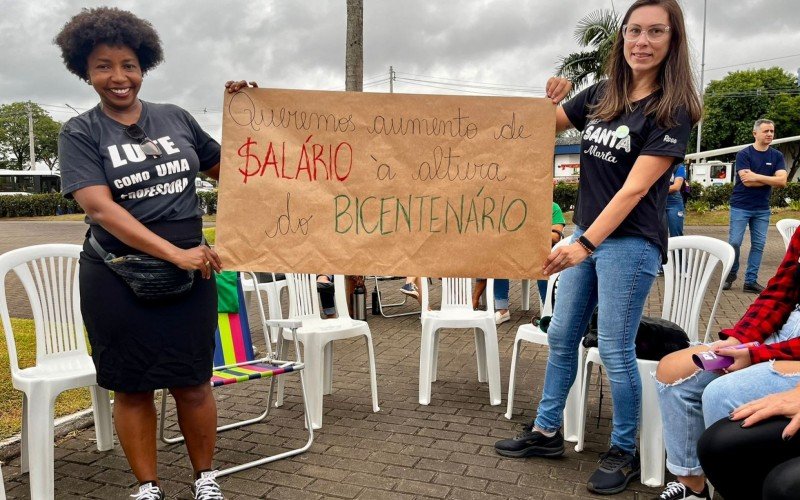 Cátia (à esquerda) confeccionou cartazes durante o ato em frente à Prefeitura 