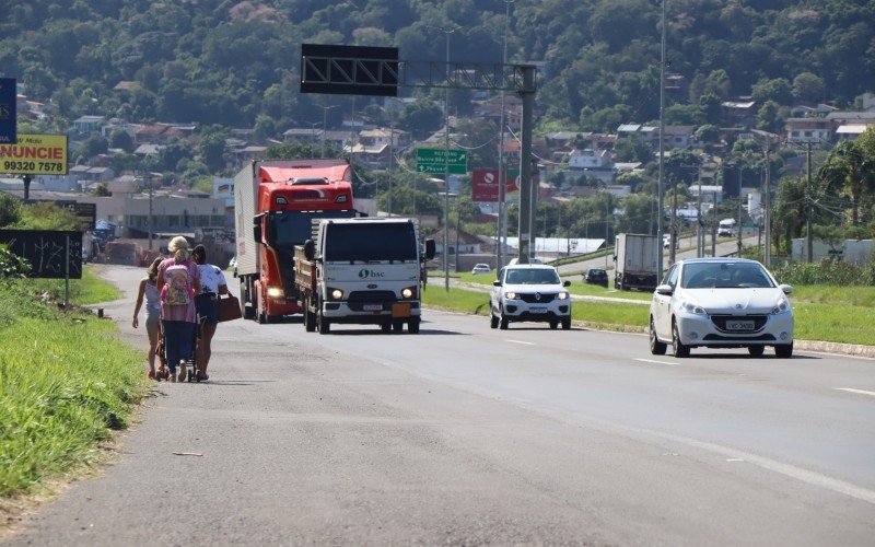 Grande circulação de pedestres ao longo da RS-239 e a falta de passarelas, associada à imprudência de motoristas, é uma das principais causas de acidentes fatais | abc+