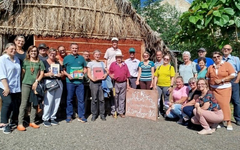 Grupo conheceu a réplica de uma choupana em Lomba Grande | abc+
