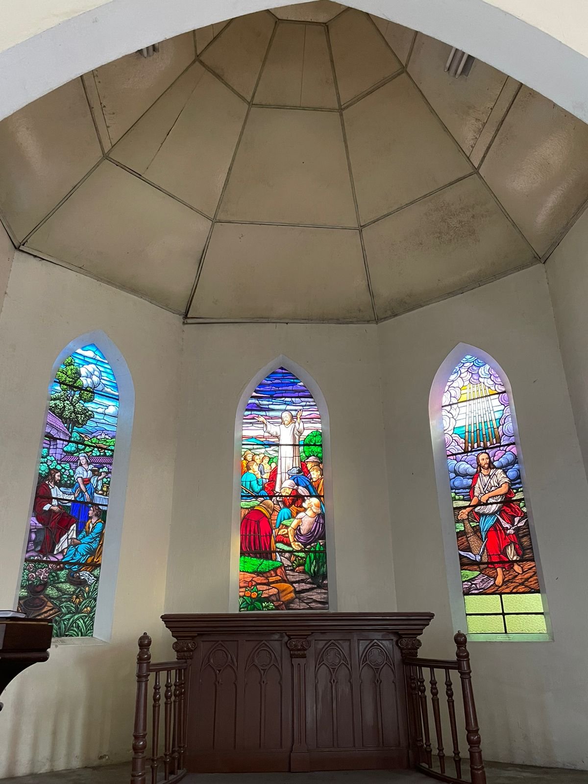 Altar e vitrais na antiga Igreja Evangélica de Confissão Luterana no Brasil (IECLB) em Campo Bom chamaram a atenção dos participantes do passeio | abc+