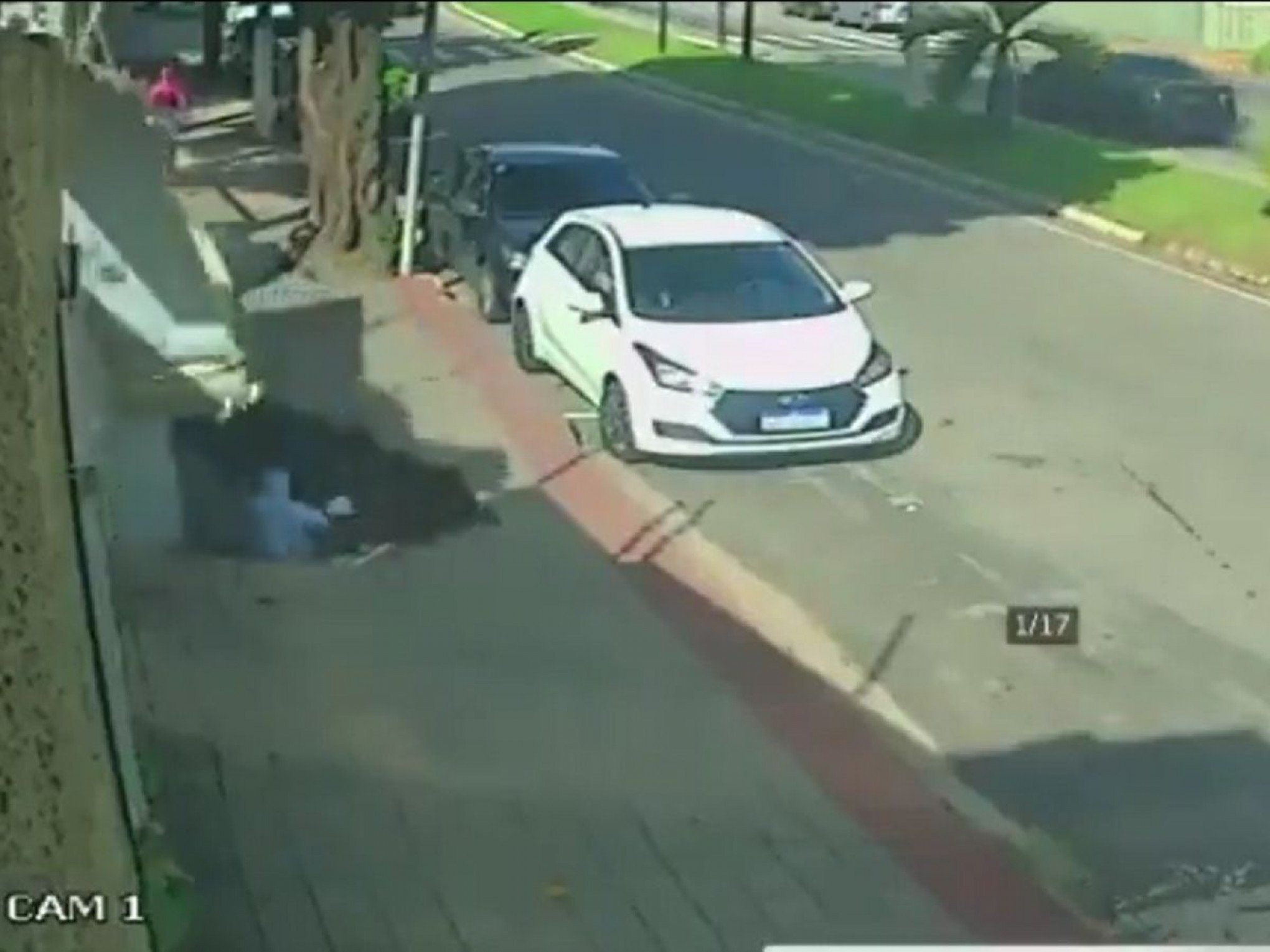VÍDEO: Homem some ao ser "engolido" por cratera e atingido por muro em calçada