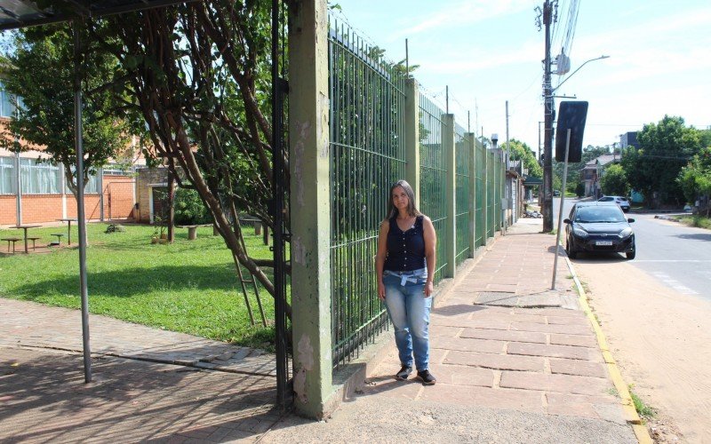 Rua na frente da Escola Francisco Xavier Kunst recebeu o nome de Cláudia Josimary de Oliveira, que morreu de Covid. Amiga de Cláudia, Adriana ainda leciona na escola | abc+