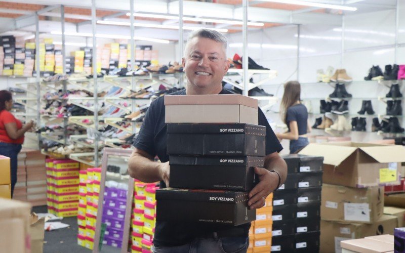 Sidnei Gandolf organiza as últimas caixas de sapatos do estande | abc+