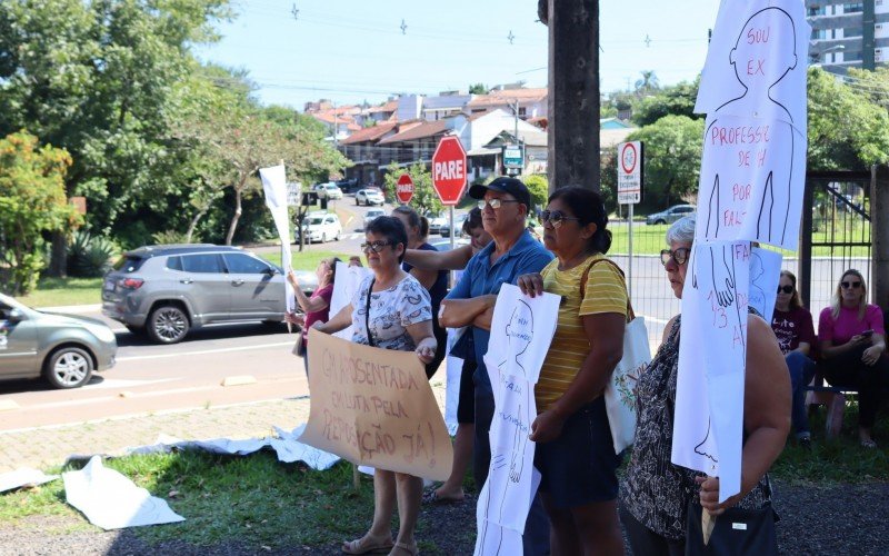 ManifestaÃ§Ã£o realizada em frente Ã  Prefeitura de Novo Hamburgo 