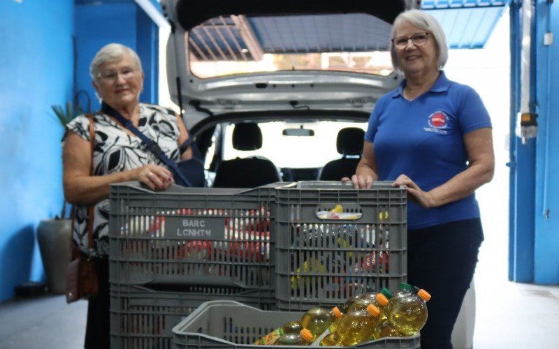 Voluntárias da Cáritas foram buscar alimentos no banco para quem mais precisa | abc+