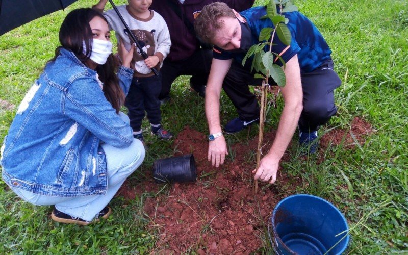 Marido e filhos de Cláudia no dia do plantio da árvore em sua homenagem | abc+