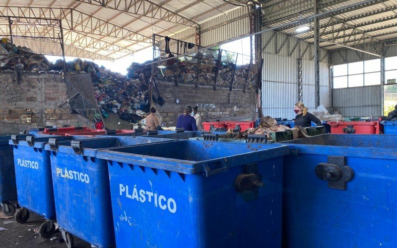 Cooperativa em Canela faz a triagem dos resíduos do lixo do município