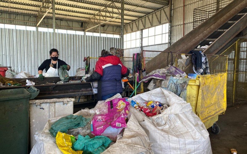 Cooperativa em Canela faz a triagem dos resíduos do lixo do município