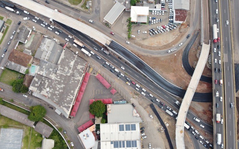 Imagens aÃ©reas, feitas nesta quinta-feira (4), mostram o novo visual do Complexo Scharlau com as obras que devem acabar com os congestionamentos na BR-116 e na RS-240