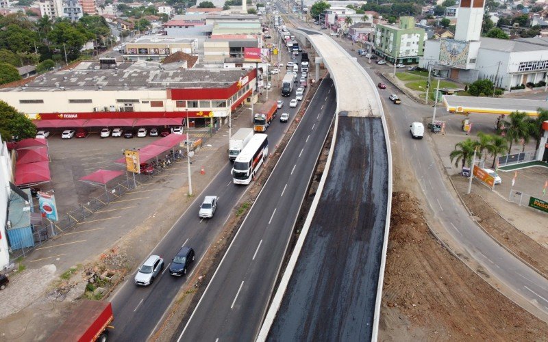 Imagens aÃ©reas, feitas nesta quinta-feira (4), mostram o novo visual do Complexo Scharlau com as obras que devem acabar com os congestionamentos na BR-116 e na RS-240