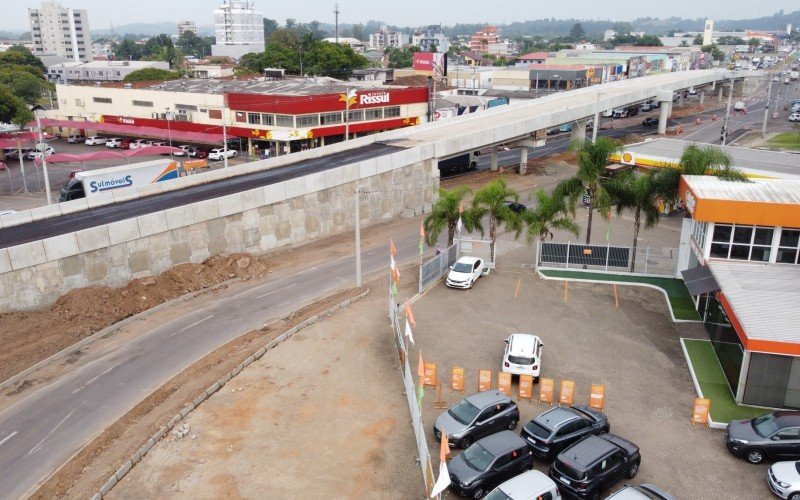 Imagens aÃ©reas, feitas nesta quinta-feira (4), mostram o novo visual do Complexo Scharlau com as obras que devem acabar com os congestionamentos na BR-116 e na RS-240