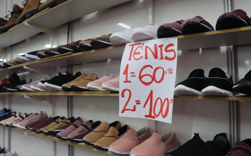 LOUCURA POR SAPATOS: Variedade e progressão de descontos atrai público; veja média de preços