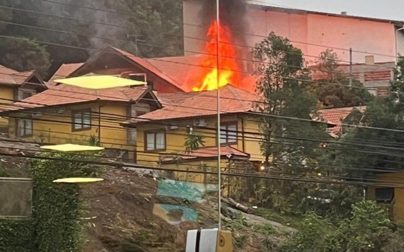 Fogo atingiu hotel desativado em Gramado e foi visto aos fundos de outro empreendimento
