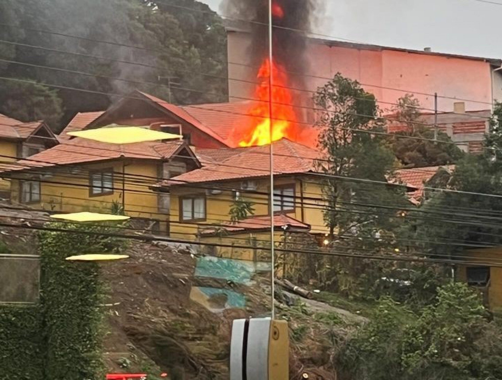 Incêndio atinge empreendimento desativado aos fundos de hotel em Gramado