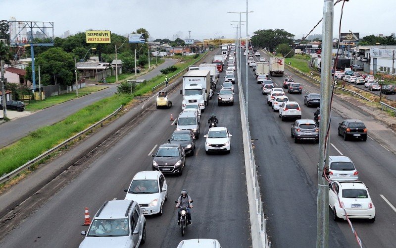 De um lado, no sentido capital-interior, terceira faixa é usada devido a obras no acostamento, enquanto que no sentido oposto, motoristas ficaram reticentes quanto ao uso da nova faixa | abc+