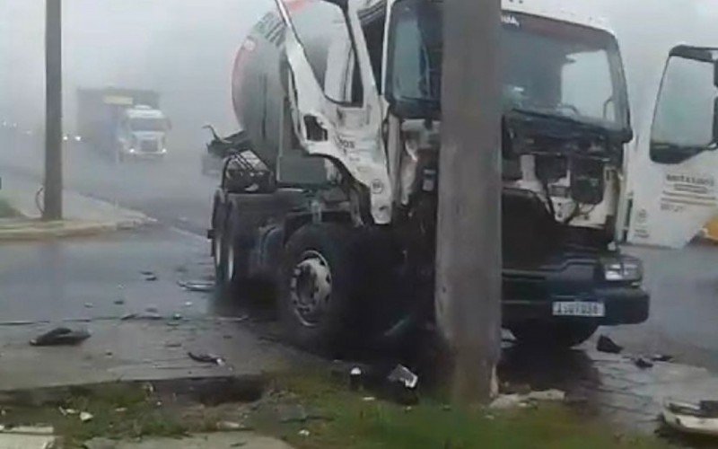 ACIDENTE DE TRÂNSITO: Colisão entre dois caminhões deixa quatro feridos na Serra