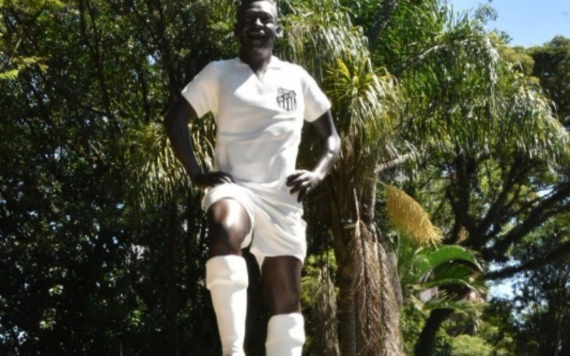 Estátua do Pelé está no Parque Ipiranguinha, em Santo André | abc+