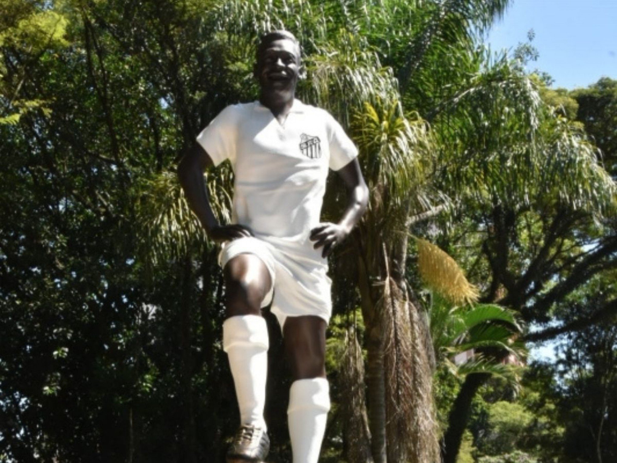Pelé ganha estátua onde marcou seu primeiro gol; saiba onde
