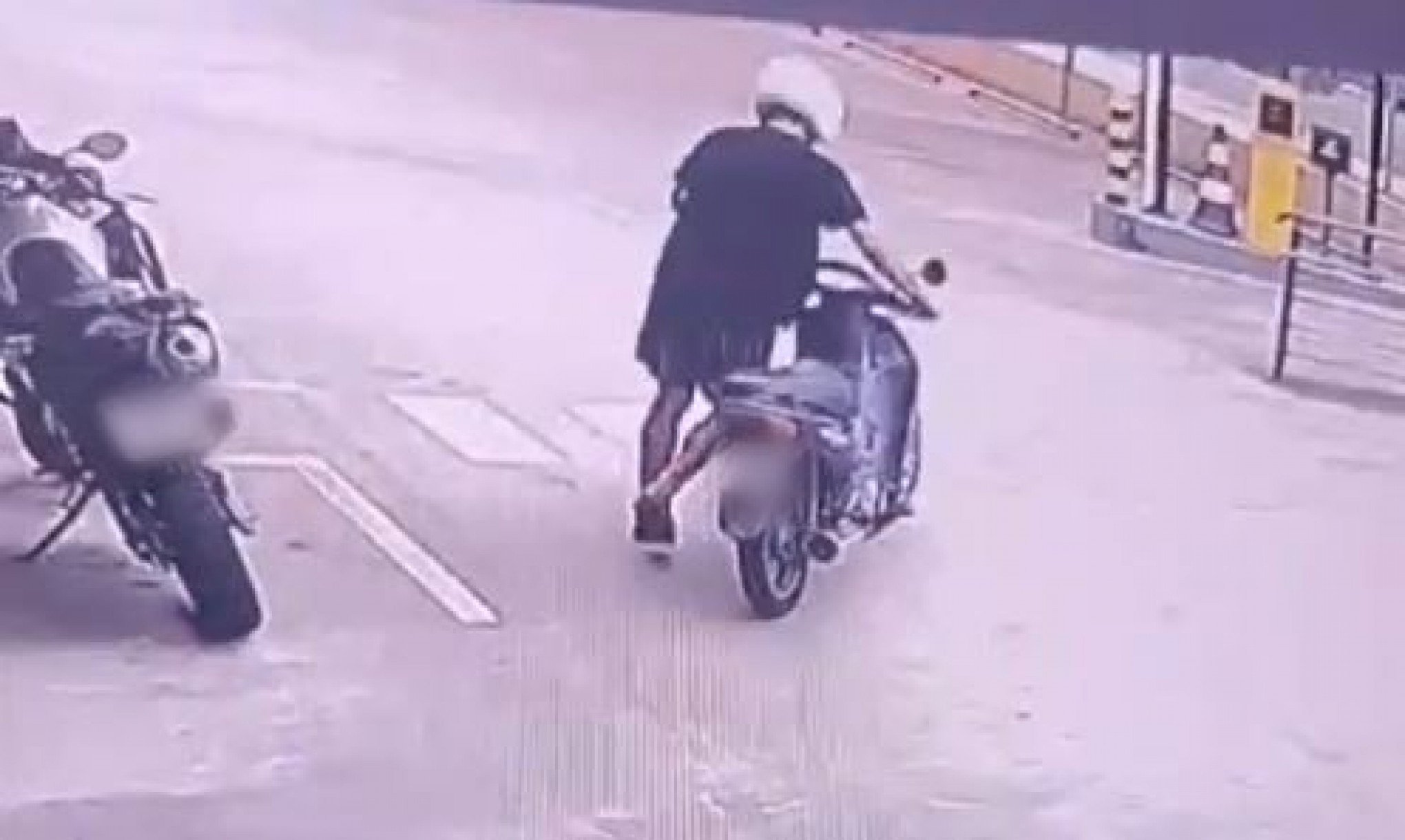 VÍDEO: Veja momento em que homem furta moto em supermercado de Campo Bom