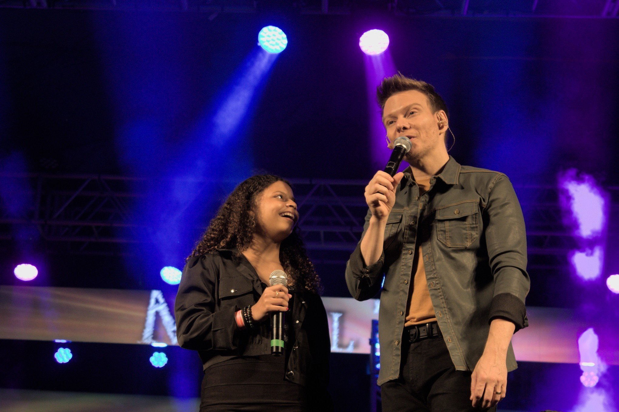 Michel Teló canta com gaúcha finalista do The Voice Kids e encanta público em Novo Hamburgo
