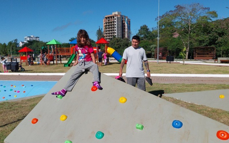  O marceneiro Rudinei Machado,  37, acompanhou a filha, Lavínia Machado, 7, que gostou de andar de patins e divertir-se na área de escalada. | abc+