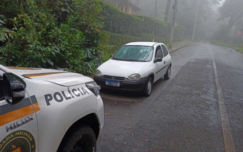 Carro roubado foi encontrado no bairro Leodoro de Azevedo