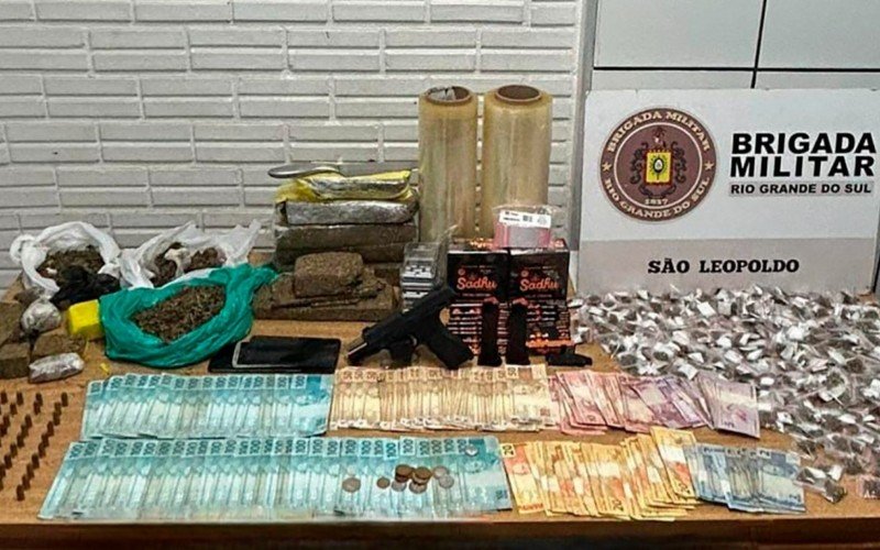 Material foi apreendido com a dupla durante a ação no bairro Santos Dumont