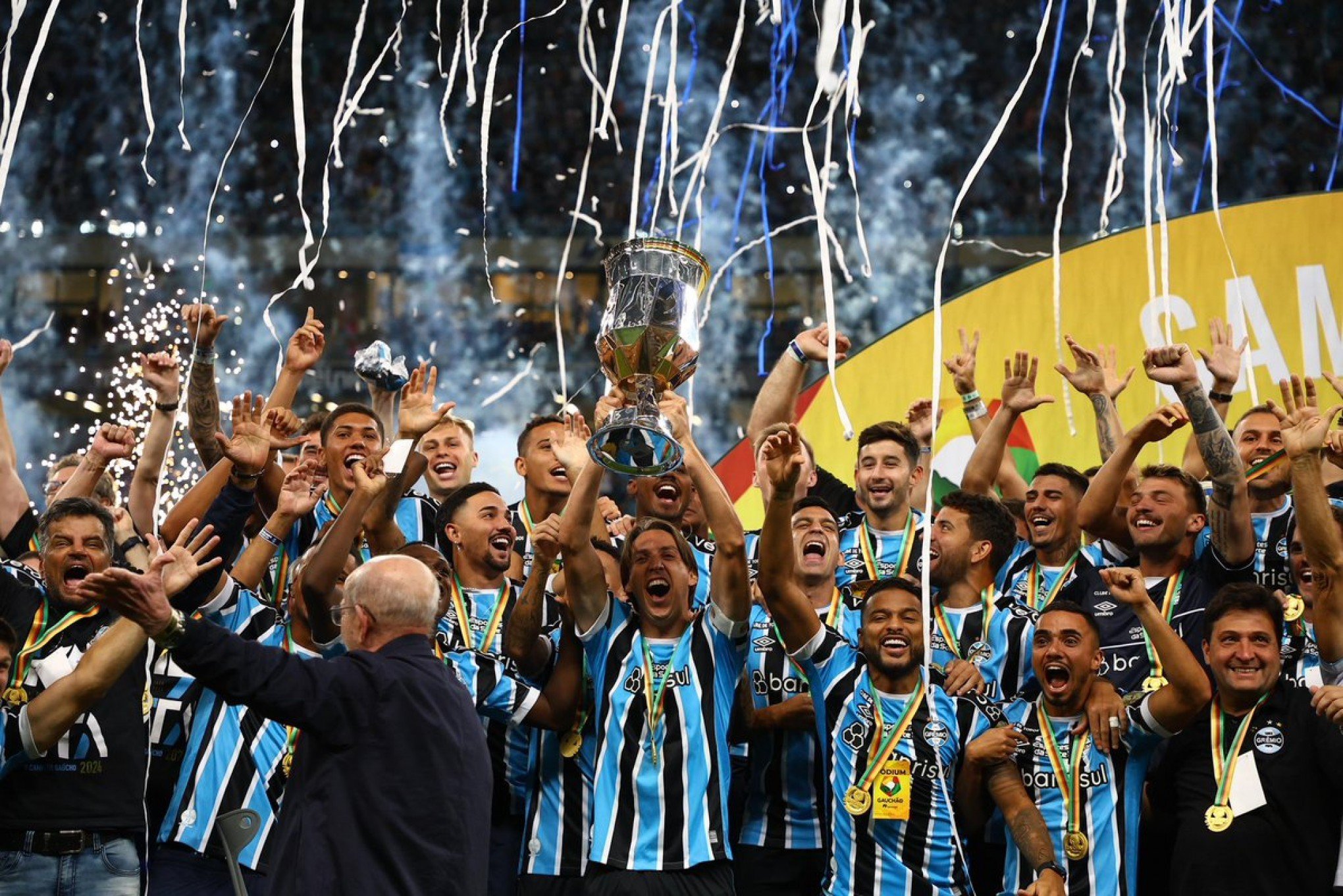 GAUCHÃO: Grêmio ergue a taça de campeão do Campeonato Gaúcho de 2024