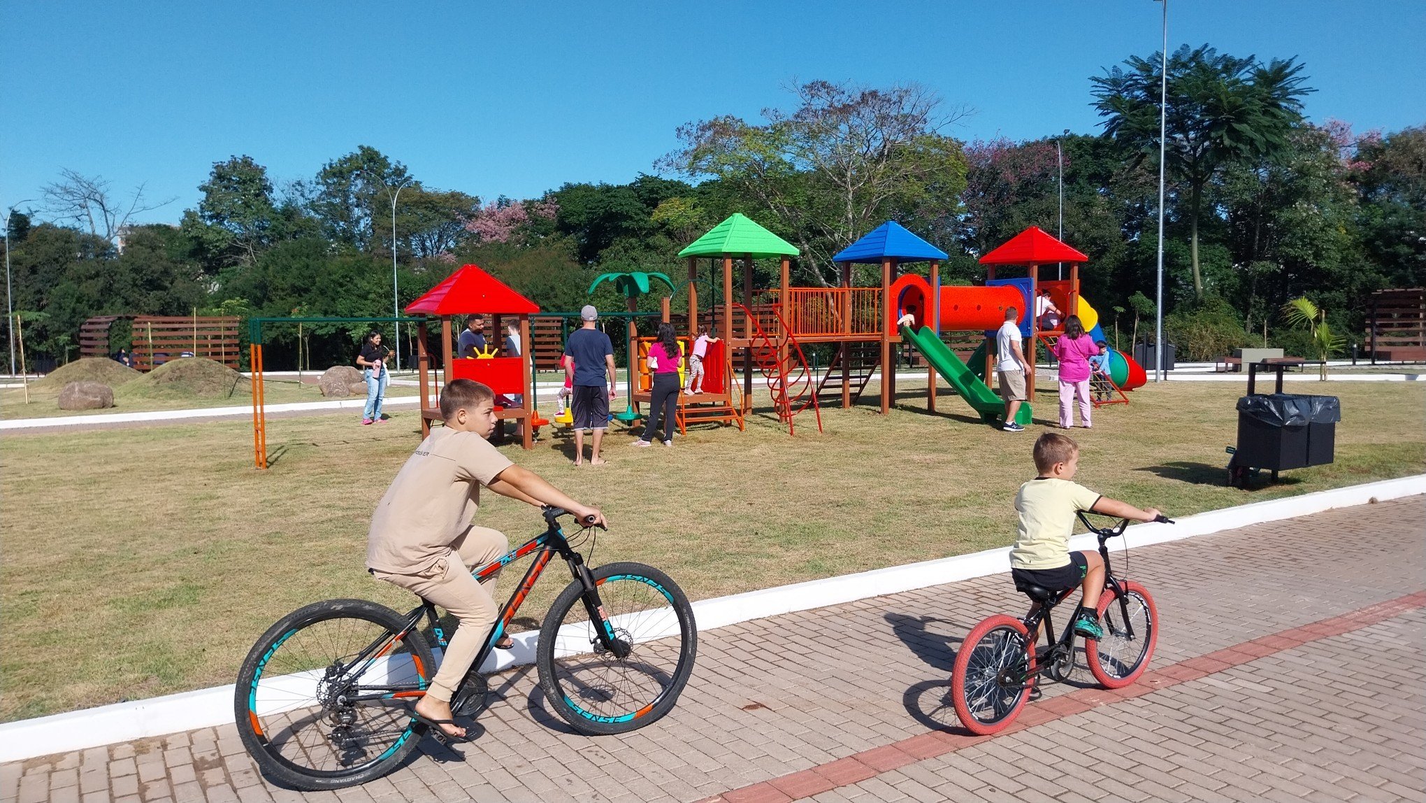 Famílias da região aproveitam pracinha do Novo Parcão, em Campo Bom