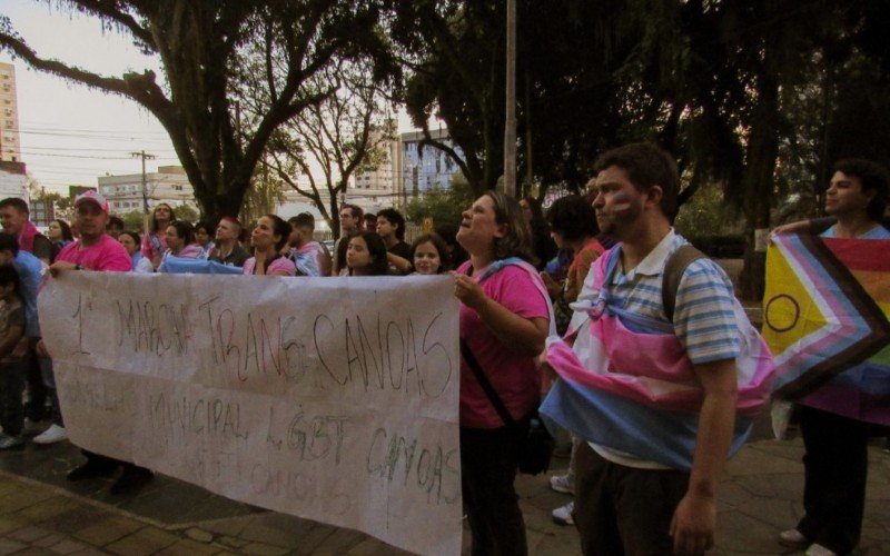 Marcha Trans ocorre na tarde desta segunda-feira (8) 