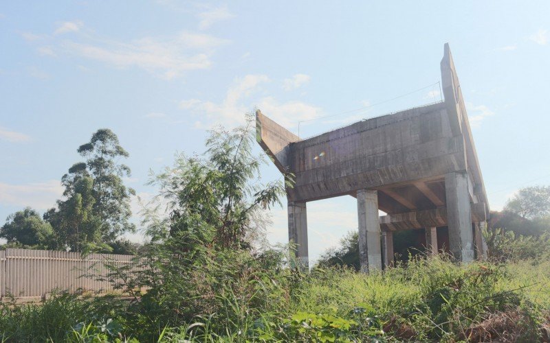 Viaduto que ligaria as BRs 448 e 116 está inacabado