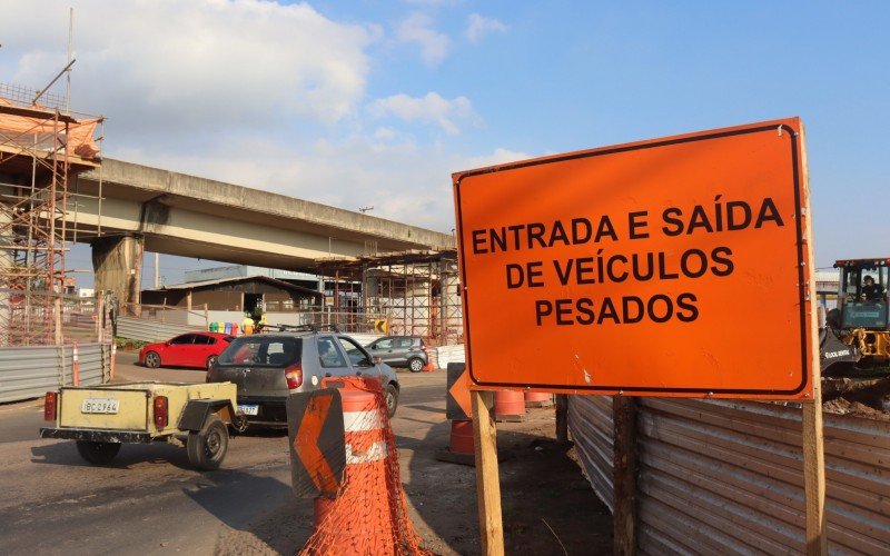 Obras de melhoria na BR-116, em Esteio, vem ocorrendo há mais de um ano próximo ao Parque Assis Brasil