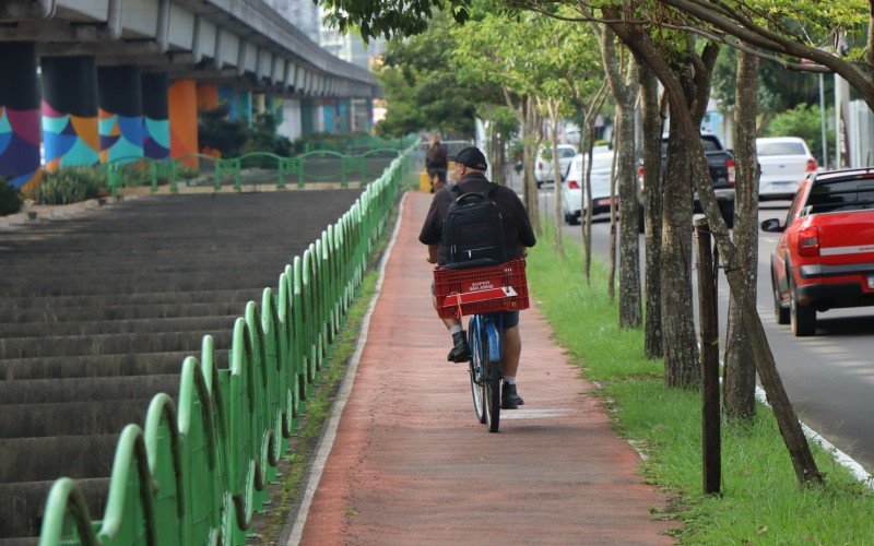 Ciclistas ainda usam ciclovia da Avenida NaÃ§Ãµes Unidas