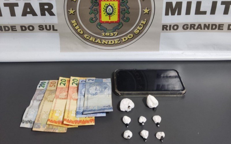 Homem é preso após tentar vender cocaína para turistas na frente da Catedral de Pedra