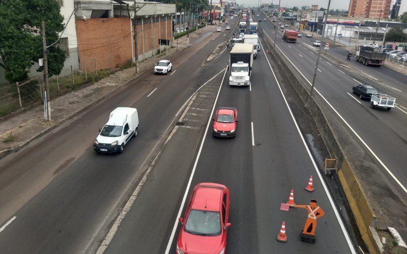 BR-116: Trecho de Canoas Ã© bloqueado e serviÃ§os de limpeza sÃ£o iniciados na rodovia, veja como estÃ¡ a situaÃ§Ã£o