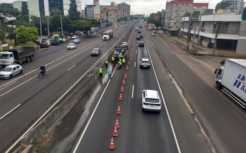 BR-116: Trecho de Canoas Ã© bloqueado e serviÃ§os de limpeza sÃ£o iniciados na rodovia, veja como estÃ¡ a situaÃ§Ã£o