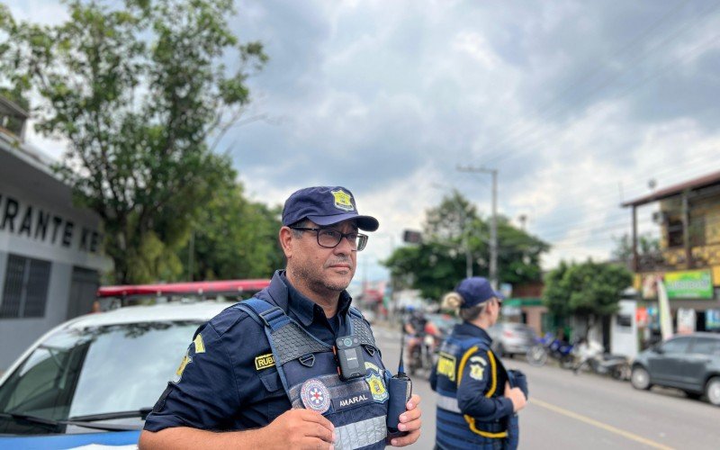 Agentes da Guarda de TrÃ¢nsito de Sapiranga trabalham desde marÃ§o com cÃ¢meras acopladas ao corpo