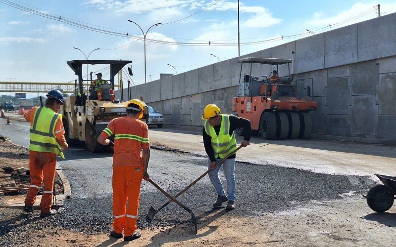 Equipes do Consórcio BR-116 Norte devem concluir nesta terça-feira a aplicação da primeira camada de asfalto em pistas do Complexo Scharlau | abc+