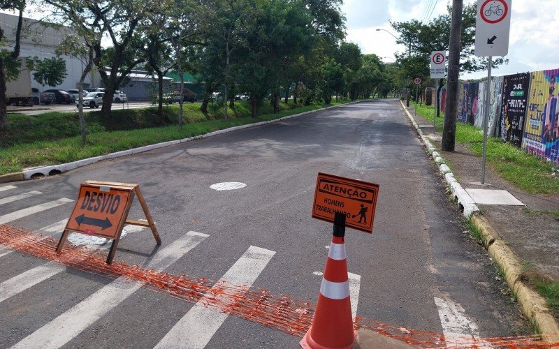 Placas indicam desvios no trÃ¢nsito