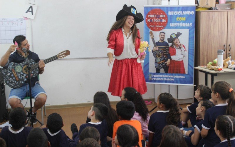 Chris Oliveira faz rir como a Professora Maluquinha que canta e encanta Canoas