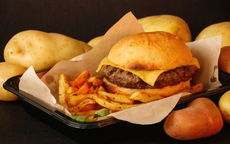 Burger na brasa com pão de batata é uma das receitas apresentadas