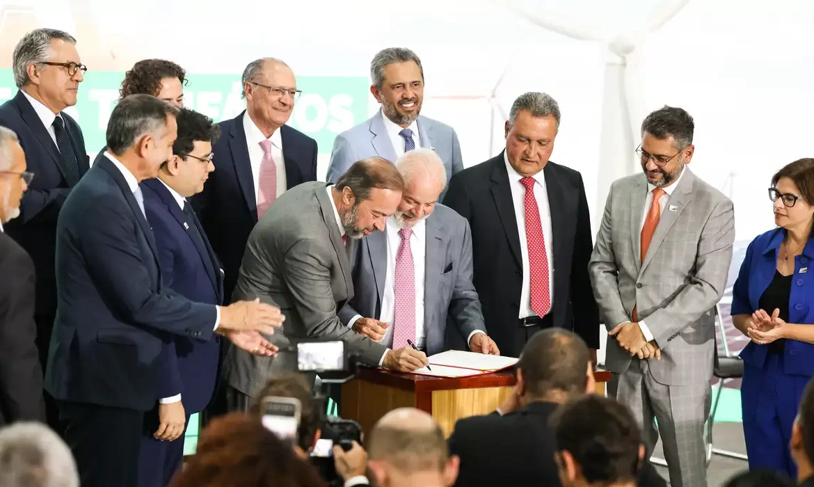 Lula assina MP que prevê redução de até 5% na conta de luz até 2026