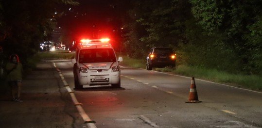 Colisão aconteceu na noite desta quarta-feira na Avenida Integração, em Lomba Grande