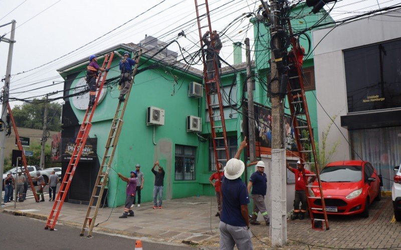 Mutirões para reorganizar maçaroca de fios aconteceu na Rua Bento Gonçalves, na área central | abc+