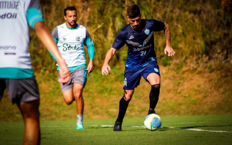 Nenê, ao fundo, tenta roubar a bola do volante anilado Robson | abc+