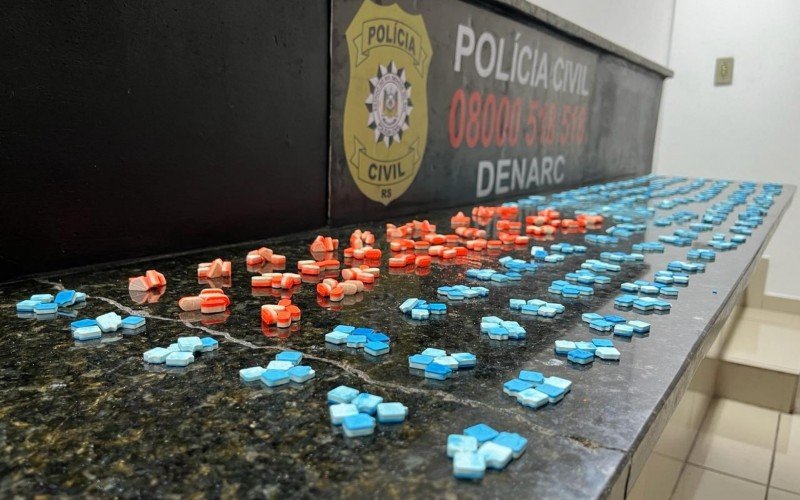 PolÃ­cia encontra mais de mil comprimidos de ecstasy dentro de sacola durante abordagem em Novo Hamburgo