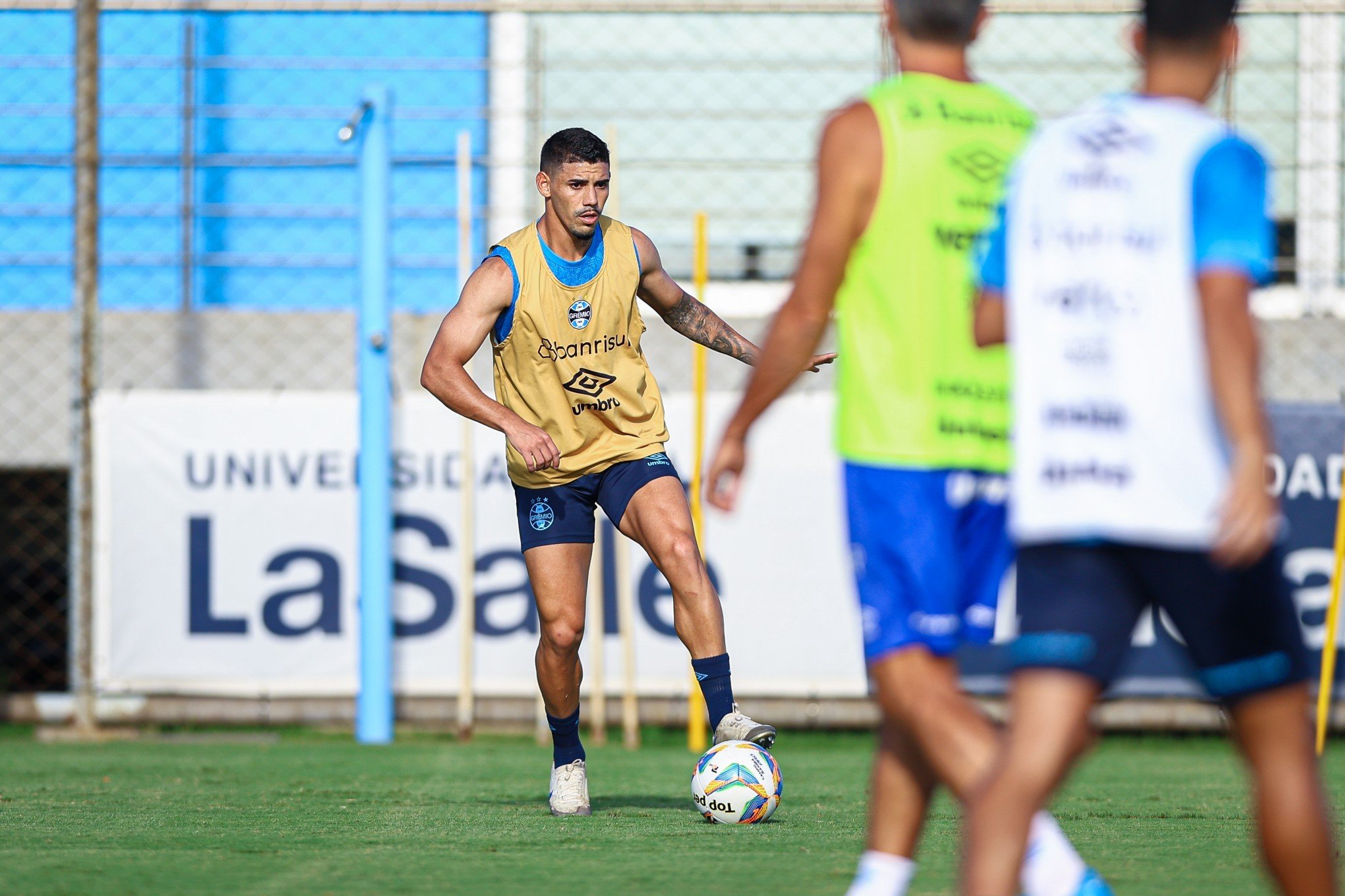 Grêmio confirma lesão muscular na coxa do lateral Mayk