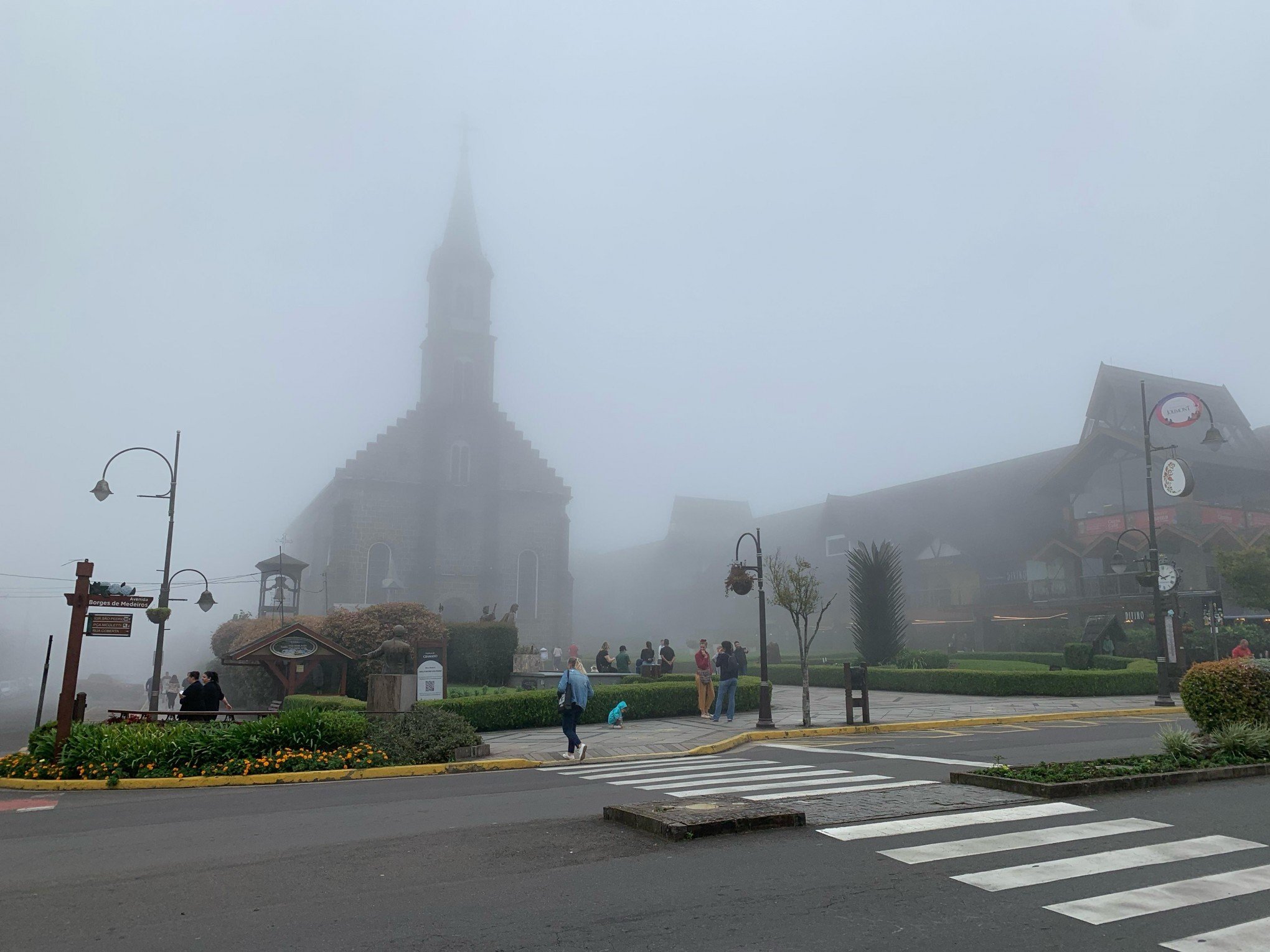 Chuva e neblina marcam terça-feira em Gramado; queda das temperaturas inicia
